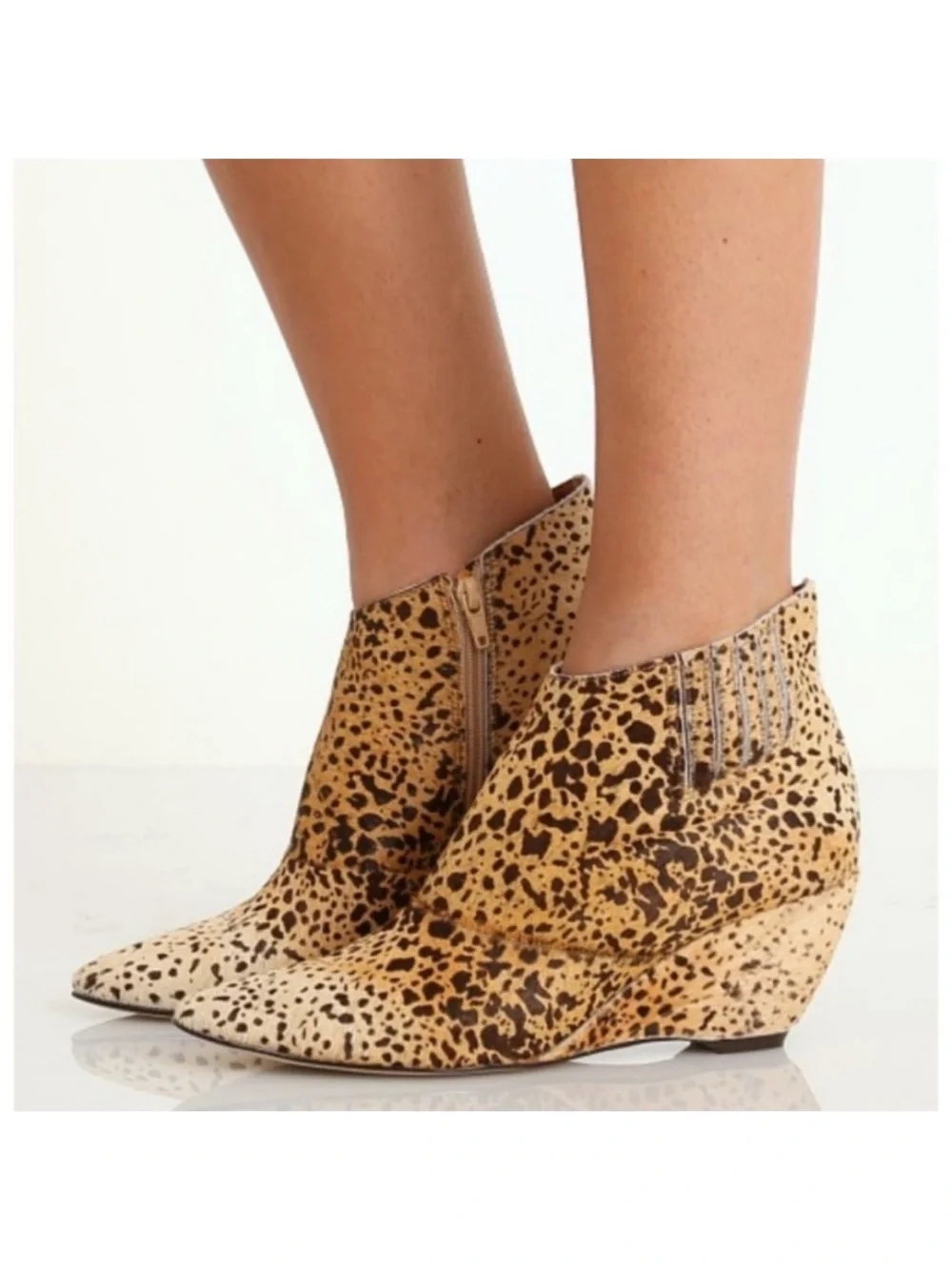 Matisse Nugent leopard print ombré, calf hair , wedge ankle booties. Size 9